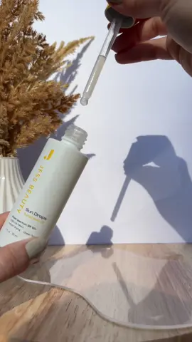 ¡Soy fan de las cremas que contienen vitamina C! Siempre tengo una en mis productos de skincare porque tiene muchos beneficios para nuestra piel como: es antioxidante, estimula el colágeno, reduce las manchas, mejora la textura de la piel y te ayuda a mantener la piel más hidratada. Junto con el protector solar, siento que hacen un trabajo increíble los dos productos juntos👌🏻✨ Estos productos de la marca @Jess Beauty realmente me encantan, están súper buenos. Los he estado probando y los estoy amando. Me encanta que el protector solar sea como un sérum y se absorba rápido, sin dejar ningún parche blanco en la piel. ¡Eso me encanta!🫶🏻✨ #jessbeauty #jessbeautybrand #jessbeautyskincare #cbomb #sundrop #skincare 