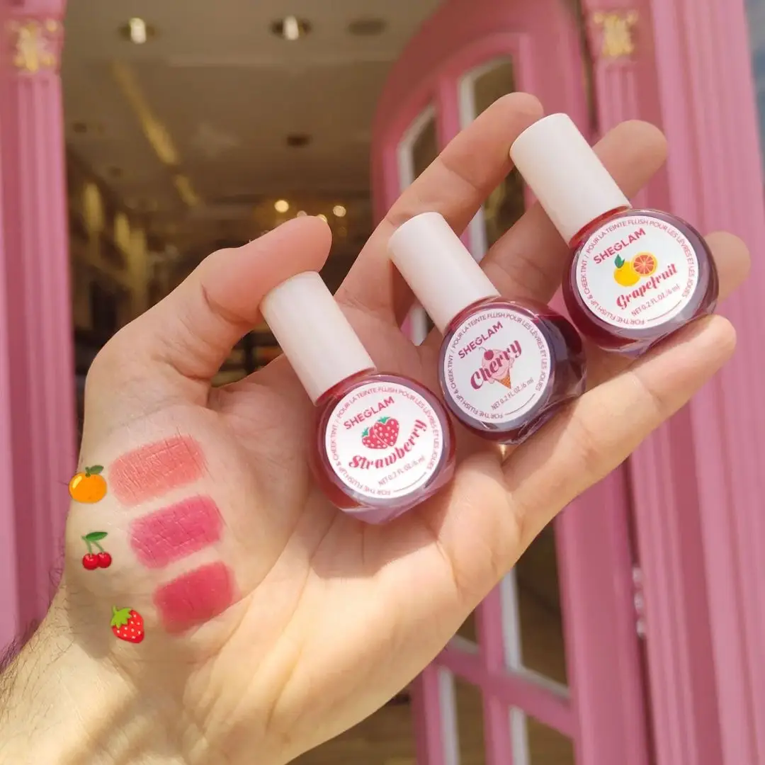 ‏SHEGLAM For The Flush Lip & Cheek Tint 👄 تنت شيكلام الجديد ♥️ لون الشفاه الطبيعي الخاص بك، ولكن أفضل! يوفر لون الخد والشفاه السائل سهل الاستخدام مظهراً طبيعياً لن يتزحزح بعد يوم طويل! مصنوع من هيالورونات الصوديوم ومستخلص الفوقس، كما أنه يرطب بشرتك للحصول على خدود وشفاه وردية للغاية وممتلئة!, متوفر بـ 3 درجات :
