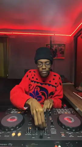 I would cry if I heard this mix live in a club🤧🤧 - - #afrotech #mzansihousemusic #afrohouse #southafrica #music #dj #housemusic #deephouse #djlifestyle #bedroomdj #kunye #anjunadeep 