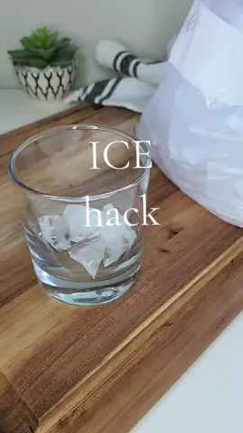 Summer hack: How to make ice for drinks easily 🧊 👍. #momhacks #icehack #momsover30 #tipsandtricks #advice #momtips #fypage #LifeHack #lifehackstiktok 