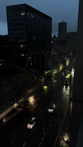 نبذة عن الصيف في بريطانيا 😂 #fyp #foryou #مبتعثين_بريطانيا #مبتعثين_ليفربول #مانشستر #ادنبرة #لندن #viral 