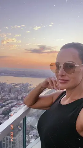 this part of my life, is called happiness ✨ 🌅  #peace #happiness #sunsets #nycsunset #relaxation #thereallisaann #skyhighsunset #dreamy #dreamyskies 