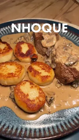 nhoque com mignon e molho de cogumelos 🍄✨ • 650g batata • 1 ovo  • 4 cl sopa farinha de trigo • azeite  • sal  • noz moscada  Passar azeite e sal nas batatas e levar para assar em forno pré aquecido a 200º por aproximadamente 1h. Descascar as batatas, amassar e passar em uma peneira. Adicionar o ovo, acertar o sal, nos moscada, misturar e deixar esfriar bem.  Quando estiver frio, adicionar a farinha aos poucos até dar liga na massa (sem grudar nas mãos). Dividir a massa, fazer rolos, cortar os nhoques e modelar para ficar redondinho. Cozinhar em água fervente com sal. Quando boiar está pronto. Tirar da água fervente e colocar por alguns instantes na água gelada para parar o cozimento, depois disso, fritar na manteiga dos dois lados. molho de cogumelos: • 30g de funghi secchi • ⁠200g cogumelo Paris fresco  • ⁠3 dentes de alho  • ⁠1 cebola  • ⁠300g nata  • ⁠1 xc queijo parmesão  Adicionar o funghi secchi em um bowl com água quente, tampar e deixar hidratar por 30min.  Na mesma panela que fritou a carne, adicionar uma colher de sopa de manteiga, a cebola, o alho e refogar. Adicionar o cogumelo Paris cortado em fatias e refogar mais um pouco.   Adicionar o funghi secchi cortado em pedaços pequenos, uma concha da água do funghi e mexer até reduzir um pouco. Adicionar a nata e mexer até encorpar. Adicionar o queijo parmesão e misturar bem.