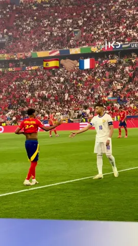 Lamine Yamal shows Mbappe the way home🇫🇷🇪🇸 #EURO2024 #spain #france @Lamine Yamal 