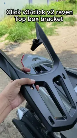 Click v3/v2 black raven top box bracket made with black powder coating use to hold your box can also be use as a grab bar alone incase you have no box! #clickbracket #clickv3 #boxbracket #ravenbracketforhondaclick #speedmoto #topboxbracket #rider 