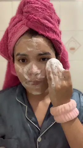 #pegar con  @Alba Delia  Asi ordeno mi skincare y no quedo toda mojada P.S. si les gusta mi contenido van a amar el de @Alba Delia vale mucho la pena #skincare #rutinadeskincare #cuidadodelapiel #skincaretiktok #productosdeskincare #pielhidratada #rutinaskincare #rutinaskincarenoche #doublecleansing #doublecleanse #tipsdeskincare #skincaretips 