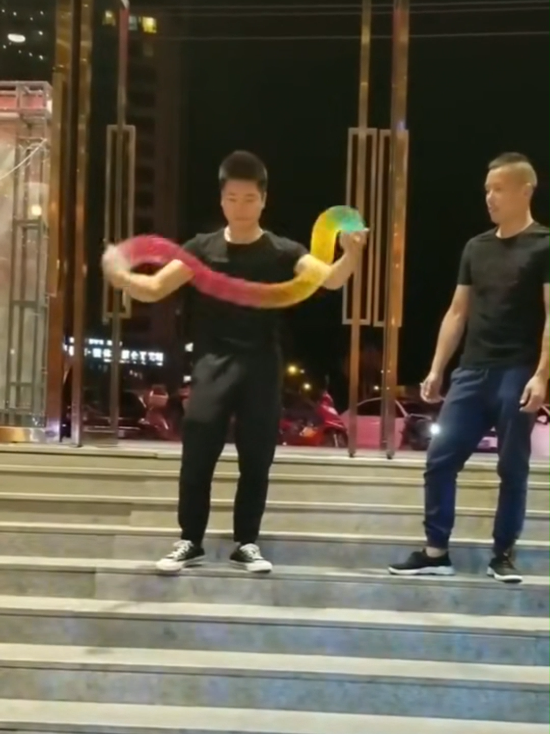 Manobras com Mola Mágica! com este brinquedo, é possível fazer várias manobras, ele possui cores agradáveis, feito em plástico resistente, é muito durável e relaxante de usar. excelente para estimular criatividade, coordenação motora, e altamente desestressante. seu filho vai adorar este presente! recomendado para idades acima de 8 anos. #molamágica #molamaluca #moladebrinquedo #mola #trend #trending #explorar #reels #explorepage #explore #fidgettoy #antitoy #brinquedos #slinky