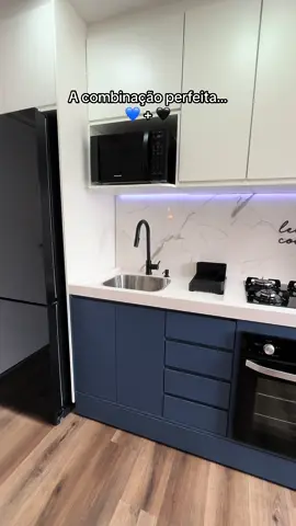 Como eu amo essa cozinha!     🖤💙 #cozinhaplanejada #cozinhaazul #geladeirapreta 