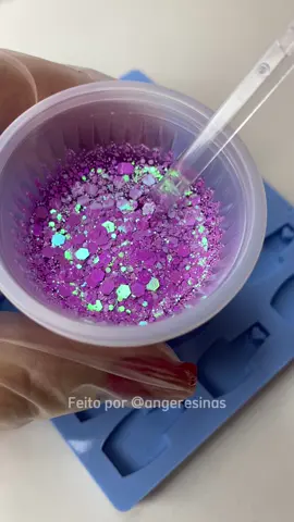 Produção de mini chaveiros de esmalte 💜🤌🏻 Para comprar os mini chaveiros entre em contato pelo nosso WhatsApp 31 99608-4924 E esses moldes lindos são da Grazi Moldes, aproveite nosso cupom de desconto para garantir 10% em todo o site 🤌🏻 Cupom de desconto: ANGE10 www.grasibarbosa.com.br #resina #resinart #resinartist #resinaepoxi #artesanato #artesanatoemresina #lembrancinhaspersonalizadas #chaveirospersonalizados 