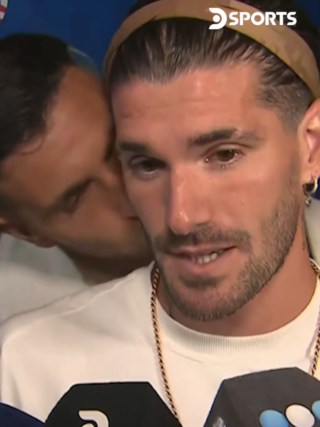 Un 💋 y a dormir 😂 Dibu Martínez sorprendió a Rodrigo De Paul mientras daba una nota 🤭 ▶️ Suscríbete en http://directvgo.com y mira los 32 partidos de la #CA2024 por DSPORTS. Se juega por #DIRECTV y #DGO  #CopaAméricaEnDSPORTS #TikTokDeportes #Fútbol #CopaAmérica
