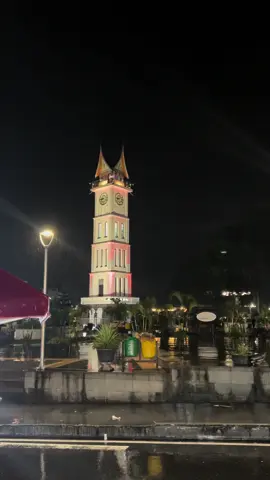 bukittingi+malam+hujan=vibesnya galauubangeet#padangsumbar #sumbarfyp 