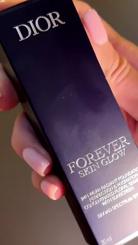 **✨𝐃𝐢𝐨𝐫 𝐅𝐨𝐫𝐞𝐯𝐞𝐫 𝐒𝐤𝐢𝐧 𝐆𝐥𝐨𝐰 𝐅𝐨𝐮𝐧𝐝𝐚𝐭𝐢𝐨𝐧✨** A Dior foundation with 24 hour wear, radiant medium to full coverage and hydration. With 86% skincare ingredients to visibly improve skin over time. Instantly embellishes skin while improving its beauty over time. Contains a hydration booster, pansy extract to shield skin from drying. 