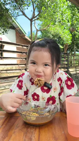 Ada yang pernah makan bakso ber-Emak juga ga nih?😁 #bakso #mukbang #anakmakanlahap 