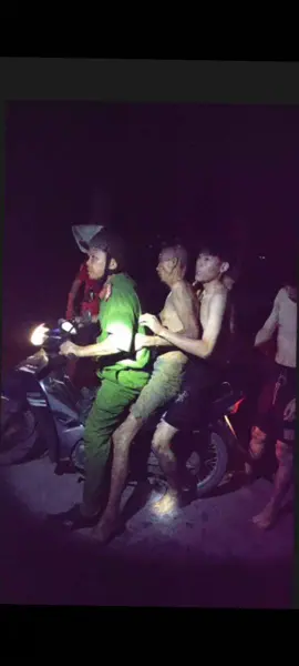 👮‍♂️ Hình ảnh các chiến sĩ Tiểu đội Cảnh sát bảo vệ mục tiêu (Phòng CSCĐ Công an tỉnh Lạng Sơn) cứu nạn một người đàn ông 52 tuổi bị ngã xuống ruộng trong đêm tối vào ngày 6/7. --------- Trong khi đang canh gác mục tiêu, nhận được tin báo có người bị ngã xuống ruộng, ngay lập tức 9 chiến sĩ của Tiểu đội đã khẩn trương đến hiện trường. Sau khoảng 10 phút sử dụng đèn pin tìm kiếm, phát hiện nạn nhân trong tình trạng nằm co úp mặt lẫn dưới đám ruộng lúa sâu khoảng 4 mét so với mặt đường cùng chiếc xe đạp. Các chiến sĩ đã cùng hợp sức cứu hộ đưa người bị nạn đi cấp cứu tại Bệnh viện đa khoa tỉnh Lạng Sơn. Do được đưa đi cấp cứu kịp thời, hiện sức khoẻ người bị nạn cơ bản đã ổn định.  --------- 📸: Người bị nạn là anh V.V.V, sinh năm 1972, trú tại Kéo Khoác, Yên Trạch, Cao Lộc, Lạng Sơn. nguồn st