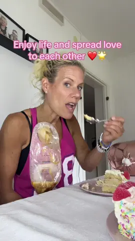 Njut av livet och sprid kärlek till varandra 🌟❤️ #fyp #fyp #foryou #foryoupage #enjoy #enjoylife #spridkärlek #dothebestforyourlife #gördetbästaavsituationen #esofagustomi #livetmedcancer #cancer #nevergiveup 