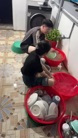 Lần đầu tiên thấy chàng trai rửa bát giúp chị gái nó #xuhuong #chiem #fyp #bangai