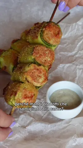 Ci avevi mai pensato? 🤗 . Spiedini senza carne 3 ingredienti: . ✨️1 zucchina di media grandezza ✨️2 salsicce vegetali ✨️farina di mais . Per prima cosa taglia la zucchina con una mandolina e cospargila di sale, prendi le salsicce vegetali e dividile in 4; prendi le sfoglie di zucchina e sovrapponile con 3 o 4 parti, aggiungi il quarto di salsiccia ed arrotolala su se stessa con i strati di zucchina; prosegui con le restanti parti ed infilza 4 rotolini per ogni spiedino (con questa ricetta otterrai 2 spiedini da 4 rotolini di salsiccia e zucchina); a questo punto prendi della farina di mais e cospargila su tutti i lati dello spiedino, aggiungi un filo d'olio prima di cuocere in forno a 180 gradi per 30/35 minuti modalità ventilata per i primi 20 minuti e poi grill per gli ultimi 10/15 minuti; posiziona la teglia al centro del forno; puoi anche cuocerli in friggitrice ad aria con gli stessi gradi e la stessa temperatura 🌷 . Buon appetito 🤗 . #ricettavegana #spiedini #cucinavegetale #ricettefacili #veganitalia #ricettavegana 