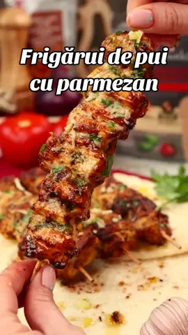 Frigărui de pui cu unt și parmezan  Gata în mai puțin de 30min, pentru că nimeni nu vrea să stea în bucătărie prea mult vara 🔥 @Kaufland România  Ingrediente: *500g piept pui *100g parmezan *2-3 căței usturoi *80g unt *2 linguri ulei de măsline *condimente: mix grill, boia iute, oregano, usturoi granulat, sare, piper *pătrunjel proaspăt Mod de preparare: 1. Tăiem pieptul de pui în cuburi și îl condimentăm după plac, adăugăm și 2 linguri de ulei de măsline, parmezan ras și amestecăm bine. 2. Topim untul, adăugăm parmezan ras, pătrunjel tocat și usturoi. 3. Înfigem puiul pe bețelele de frigăruie și ungem cu untul aromatizat. 4. Punem puiul în airfryer sau la cuptor timp de 10 minute la 200C. După 10 minute întoarcem frigăruile invers, le mai ungem odată cu unt și le mai lăsăm 10 minute la copt. 5. Se servesc cu salată proaspătă și o lipie pufoasă. Poftă bună! #frigarui #frigaruipui #airfryer #reteteairfryer #retetafrigarui #parmezan #chickenskewers #juicychicken #puisuculent #reteterapide #retetasimpla 