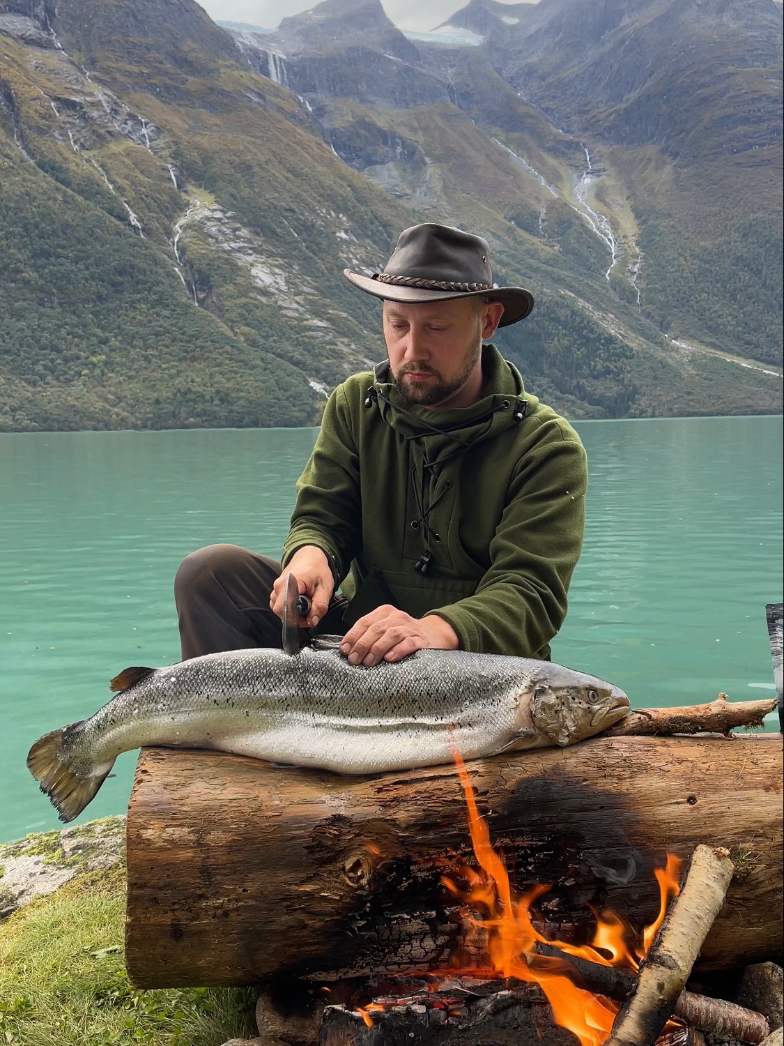 Big fishes need big knives😎  #asmr #firekitchen #seafood #outdoorcooking