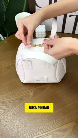 New shell-shaped waterproof makeup bag, desain stylish, ringan dan praktis. Bahan tahan air, melindungi makeup dari kelembaban. Cocok untuk perjalanan dan penggunaan sehari-hari, menjaga penampilan makeupmu sempurna di mana pun! 👜💄✨ #MakeupBagTahanAir #DesainKerang #StylishPraktis #PerlengkapanPerjalanan #MakeupSempurna