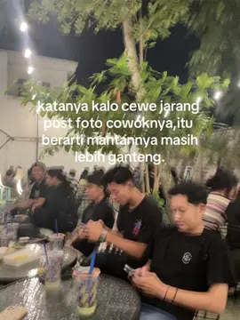maybe dia malu mempunyai pria sepertiku