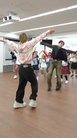 待っていた小学生達😊✨#da_ice #iwonder #花村想太さん #背中男 @花村想太 from Da-iCE SOTA HANAMURA @da_ice_official 