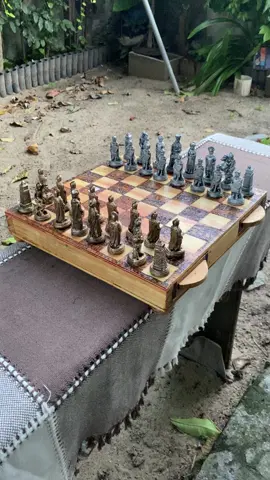 Xadrez com tabuleiro em madeira e peças em resina no estilo medieval 