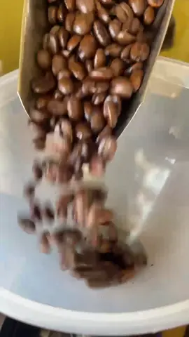 Eiiitaaaa meninoooo 🌵🔔🔔 Pra quem aprecia um bom cafezinho e busca qualidade e saúde… ☕️ Aqui na mercearia você encontra café em grãos de torra clássica e média, e ainda pode moer na hora, sem nenhum custo adicional 🙌🏽😄 #cafemoidonahora #torramedia #cafeemgraos #cafeartesanal #cafenatural 