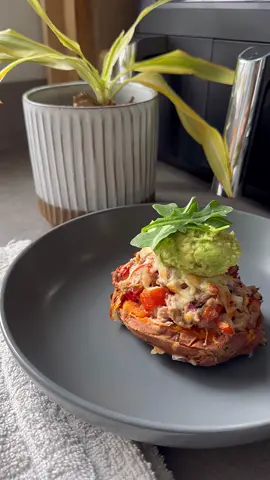 tuna loaded sweet potato🧀😍enjoy for just 458 calories & 32g protein and it takes less than 10 minutes to make! This recipe was super easy to throw together and you can get creative and switch it up with whatever you have left in the fridge✨a new lunch time fave!  Ingredients - 1x ( 200g ) sweet potato - 1x tin of tuna - 1/5 red onion  - 50g baby plum tomatoes  - 20g lighter than light mayo - 15g fat free greek yoghurt - 15g grated mozzarella cheese - 40g avocado - Salt & pepper - Pinch of rocket METHOD - Pop your sweet potato into the microwave for 5 minutes, make sure to flip halfway. - Meanwhile add your tuna, diced onion, tomato, mayo, greek yoghurt, salt & pepper to a bowl and mix until fully combined. - Slice your sweet potato down the middle and pop onto some baking paper then season with some salt & pepper and load up with your tuna mixture. - Place into the airfryer, top with some mozzarella then airfry on max crisp for 4 minutes or until the cheese is melted and golden. - Remove and top with your avocado & rocket then enjoy!  ✨CALORIES: 458 ✨PROTEIN: 32g ✨CARBS: 50g ✨FAT: 13g @kirstyfletcher — #recipes #food #mealideas #macrofriendly #caloriecounting #caloriedeficitmeals  #mealinspo #EasyRecipes #loadedpotato #healthyrecipes #lunchrecipe #easylunch #tunajacket #mealpreplunch 
