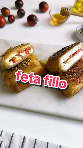 Fagottino di feta e pasta fillo, ripieno di pomodorini, preparato in una doppia versione: al forno e in padella.  difficoltà: molto bassa costo: basso tempo di preparazione: 20m Ingredienti: 200g feta greca 3/4 pomodori camone 3 fogli di pasta fillo olio evo q.b. miele & sesamo