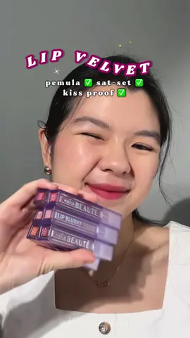 Bakal selalu rekomendasiin lip velvet buat kalian yang pemula dan suka sat-set!  Apalagi Kaila Beaute Lip Blurry Velvet ini, warnanya cantik plus transferproof pula. Iris warna favorit! ❤️ #ReadytoBloom #KailaBeaute #KailaLipBlurryVelvet #lipvelvet #lipswatches @KAILAID @Kaila Skincare 