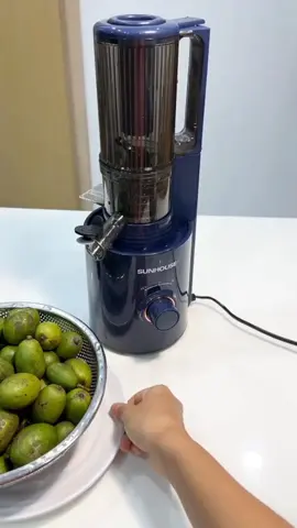 Si ib 🍅MÁY ÉP CHẬM SUNHOUSE MAMA MODEL 5512 Máy ép trái cây, rau củ    💰 #1tr450k (Hàng Công ty có bảo hành 12 tháng)  ❇️Công suất 250W, tốc độ quay 45 – 85 vòng/phút cho lượng nước ép nhiều hơn. ✳️Lưới lọc đan khít giúp nước ép sánh mịn, không gợn cặn. ❇️Ống tiếp nguyên liệu đường kính lớn 80 mm và nhỏ 40 mm. ❇️Động cơ bằng đồng giúp máy vận hành êm ái, tăng tuổi thọ. ❇️An toàn sử dụng: tự ngắt khi quá nhiệt, chỉ hoạt động khi lắp đúng khớp.