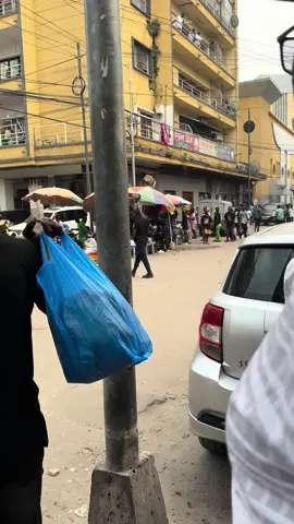 Un policier menance les coopérants (vendeurs) de la commune de la gombe de n’est pas vendre aux alentours de kin mart  #parmelmelministries #gombe #kinshasa🇨🇩 #police #constantmutamba #arme #population #congolese #congolaise🇨🇩 #brazzaville🇨🇬 @Constant Mutamba 
