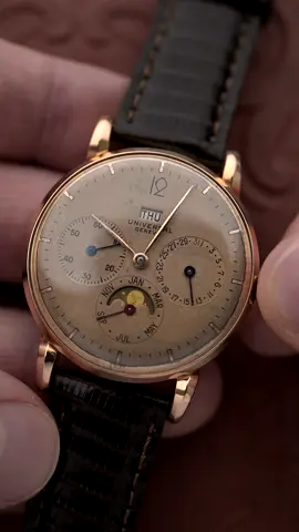 Universal Geneve triple date moon phase ref. 113 05 from the 1940s in 34.5mm rose gold. #universalgeneve #tripledate #vintagewatch #moonphase #watchcollector #watches