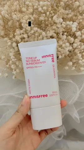 Chống nắng Innisfree nâng tone, kiềm đâu đây ạ