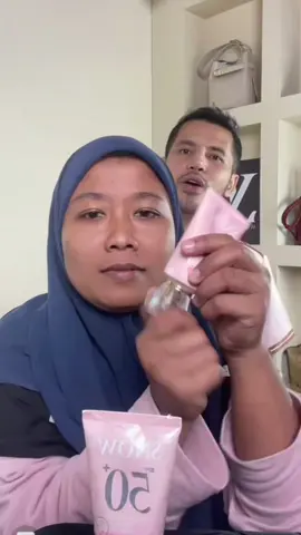 SNOW TINTED MOISTURIZER SPF50/SUNSCREEN SPF 50/ Semua Jenis Kulit Dapatkan perlindungan matahari terbaik untuk kulit anda dengan SNOW TINTED MOISTURIZER SPF50/SUNSCREEN SPF 50/ Semua Jenis Kulit yang baru! Terdiri daripada tekstur lotion yang lembut, tidak melekit, dan tidak berminyak, serta mudah meresap ke dalam kulit anda. Bau wangi dari SNOW TINTED MOISTURIZER ini akan memberikan kesegaran pada kulit anda. Perlindungan spf 50++ pada produk ini juga dapat melindungi kulit daripada sinaran UV berbahaya. Dengan Tone up effect dari SNOW TINTED MOISTURIZER ini, wajah anda akan nampak lebih cerah sekata. Produk ini juga dapat merawat masalah kulit sensitif serta sesuai untuk semua jenis kulit. SNOW TINTED MOISTURIZER sangat ringan dimuka dan tak rasa rimas atau bercapuk walaupun berpeluh. Dapatkan produk perlindungan matahari terbaik untuk menjaga kecantikan dan kesehatan kulitmusekarang! #dherbs #aliffsyukri #datinshahidadherbs 