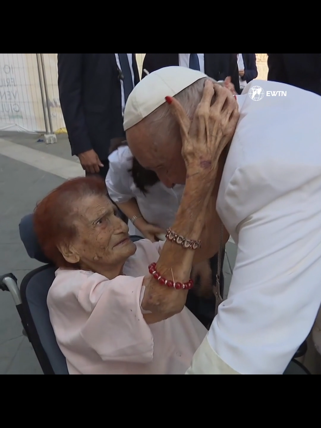 El encuentro entre el Papa Francisco y María, una católica de 111 años. #Trieste #PapaFrancisco