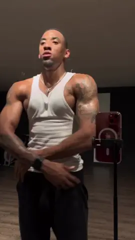 Got to practice posing more😮‍💨 #creatorsearchinsights  #bodybuilding #posing #posingpractice 
