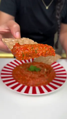 Meze🌶️English⬇️ Köz patlıcan mezesinin aynısını köz biberde denedim, bayılırsınız🤭  Malzemeler  4 kapya biber  1 tutam maydonoz  3 diş sarımsak  1 yemek kaşığı salça  1 yemek kaşığı zeytinyağ 1 yemek kaşığı ceviz  1 çay kaşığı tuz    Biberleri ocakta ya da fırında közleyip, soyup, bütün malzemelerle rondodan geçirdim ve hazır. Afiyet olsun 😋 English⬇️  Ingredients  4 peppers 🌶️  1 pinch of parsley  3 cloves of garlic  1 tablespoon of tomato paste  1 tablespoon olive oil 1 tablespoon walnut  1 teaspoon salt    I roasted the peppers on the stove or in the oven, peeled them, mixed them with all the ingredients and it is ready. Enjoy 😋 #meze #kapyabiber #peppers #busezeynep #sauce 