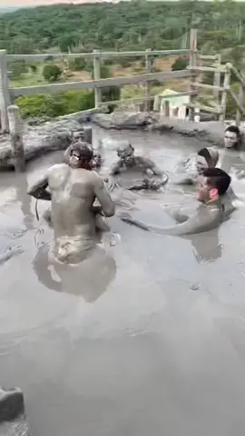 Volcano mud bath with ✨@scott_kransky✨ Would you try this 😍😍😄😄 . 🎥 ✨@scott_kransky✨ 📍Cartagena - Colombia 🇨🇴 #quinnzjohnston #Colombia 