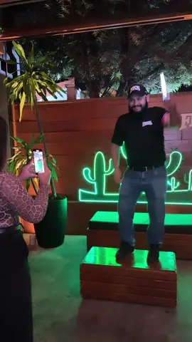 Seu drink está a caminho... assim que o garçom acabar a coreografia 😂😎 #garçom #dancinha #marketing #folks #fy 