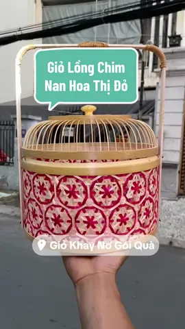 Giỏ Lồng Chim Đan Nan Hình Hoa Thị Đỏ !!! Có Quai Xách, Nắp Đậy !! - Đường Kính 25 cao 20 cm !! Đựng trang trí làm giỏ trái cây, quà tặng, nhanh gọn lẹ và sang trọng.  Đây là chiếc #hộp_quà_tre xinh xắn cho dịp lễ Tết, Trung Thu sắp tới. Hàng có sẵn tại Shop. - Hộp quà tre, giỏ tre này là một sản phẩm giúp tăng vẻ đẹp của món quà nhân dịp lễ, Tết, Trung Thu. Đây là sản phẩm thủ công tinh tế, thanh lịch được tạo ra từ đôi bàn tay khéo léo của các nghệ nhân làng nghề. - Ngoài ra shop em còn nhiều mẫu giỏ khay và phụ kiện khác, để quý anh chị lựa chọn theo nhu cầu. - Mời anh chị shop lựa chọn tham khảo, ở tỉnh giao qua tải, xe khách theo yêu cầu - - Địa chỉ: 256/35 Phan Huy Ích - Phường 12, Quận Gò Vấp. - - Điện thoại: 098.298.1117 (zalo) #Giỏ_Khay_Nơ_Gói_Quà #Giỏ_Khay_Đựng_Quà_Tết #Giỏ_Mây_Đựng_Trái_Cây #Giỏ_Mây_Cắm_Hoa #Giỏ_Mây_Đựng_Hoa_Quả #Bầu_Dục_Mành_Tăm #giỏ_quà_tặng #trái_cây_nhập_khẩu_HCM #trái_cây_tươi #GioQuaTraiCay #Traicaybanhkeonhapkhau #Giỏ_quà_tặng_khai_trương #Giỏ_quà_tặng_khách_hàng_đối_tác #Giỏ_quà_sinh_nhật #Tráp_lễ_cưới_hỏi #Giỏ_lễ_cúng_viếng #hộp_đựng_bánh_trung_thu #bánh_trung_thu  #mây_tre_lá 