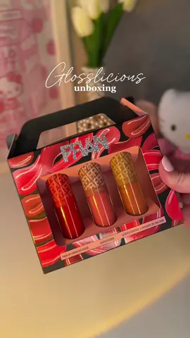 marquem a @Franciny Ehlke gatinhass!!🩷 vou fazer um vídeo testandooooo aaaa to muito feliz que agora eu tenho os queridinhos😭 #glossliciousfranbyfr #glosslicious #franbyfr #maquiagemnacional #francinyehlke #gloss #unboxingvideo #unboxingasmr #makeup #maquiagem #cherrylips #cookielips #juicylips #glossylips #glossfranciny #glossfrancinyehlke  @⋆˚࿔ isoca 𝜗𝜚˚⋆ 