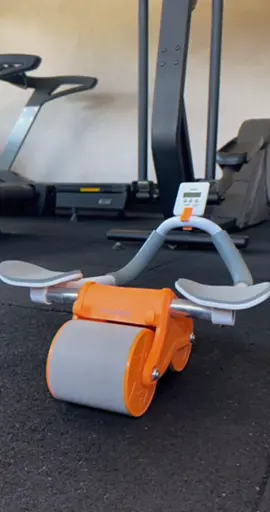 A Roda Abdominal Alma Genius é pra você que quer praticar exercícios e construir resistência nos abdominais. Ele possui diferenciais como: cronômetro, auxiliando na contagem do tempo. Superfície antiderrapante para segurança durante os exercícios. Rolamentos suaves para uma rotação estável e controlada. Alças acolchoadas para conforto durante os exercícios. E suporte para celular, ideal para realizar os exercícios ouvindo suas músicas favoritas! Garanta o seu agora mesmo! #rodaabdominal #rollerabdominal