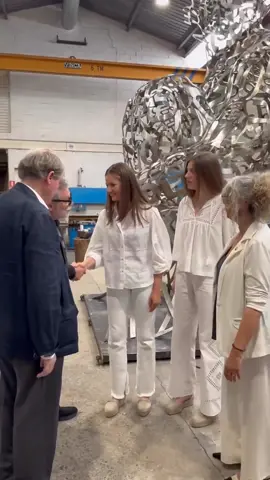 La princesa Leonor y la Infanta Sofía visitaron el taller del escultor @jaumeplensaofficial para conocer el proceso creativo detrás de algunas de sus obras. Todo esto con motivo de los #PremiosPrincesaDeGirona 2024 👑 #PrincesaLeonor #InfantaSofía #royals #realeza