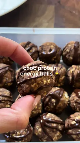 These no bake, 6 ingredient energy balls are the perfect pre-workout snack for those busy days ⚡️ Ingredients: * 1.5 cups rolled oats * 2 servings protein powder (I used @smul.lifestyle chocolate protein) * 20g choc chips * 1 Tbsp chia seeds * ½ cup nut butter (I warmed mine up for 60s to make it runnier) * ¼ cup honey  * +- ½ cup water, depending on how dry your batter is Mix this all together in a bowl (you’re going to have to get involved with your hands) then roll into small balls. I like mine smaller, so this batch made about 32 balls ✨ Store in an airtight container, and if you’re keeping them in the fridge then let them come to room temp before eating. Enjoy! 🫶 Macros per energy ball: 6g carbs | 3g protein | 2.8g fat | 73 calories