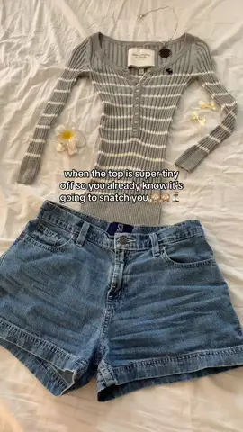 The tops that are comically tiny are always the ones that are super flattering because of how stretchy they are! I still can’t believe this isnt a kids top (or maybe it is idk) #y2k #thrift #thrifting #vintage #vintageabercrombieandfitch 