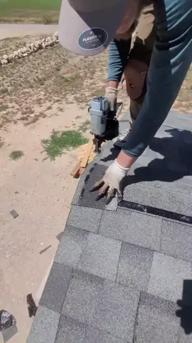 runnin ridge  #roofing #roofer #ruferos #satisfying #fyp #foryou #fastestroofer #construction #shingles #asmr 