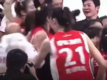 震惊！韩旭赛后怒打光头！完整版😂#韩旭打光头 #四川女篮夺WCBA总冠军 #韩旭#中国女篮 #dou来为中国篮球加油 