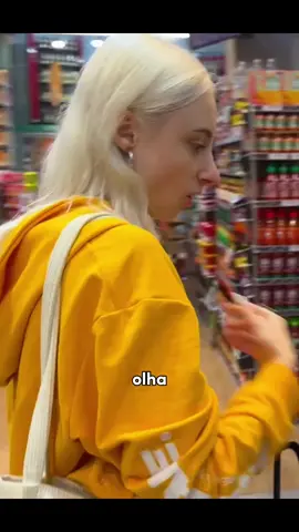Fui no famoso bairro “Japão Liberdade” 📍 pra ver quais as comidas VEGANAS mais bizarras que eu conseguiria achar 👀 tiverem coisas que fiquei 🤢😱🙈 (só procurar “Renata Schneider” no YouTube pra ver o vídeo completo!)  #veganismo #liberdade #comidasbizarras 